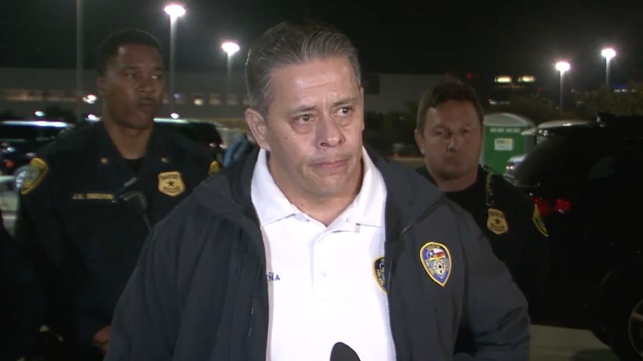 "La multitud comenzó a amontonarse demasiado hacia el frente del escenario y la gente comenzó a entrar en pánico", dijo el jefe de bomberos de Houston, Samuel Peña.