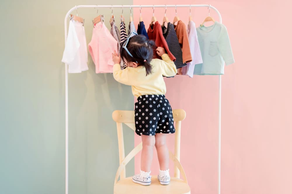 Por su personalidad, querrán ser muy independientes en el sentido de que querrán que las cosas se hagan a su modo, porque así las consideran "ideales" o "perfectas". Así que seguramente querrán elegir qué ropa usar, cómo arreglar su cuarto, qué comer, etc. Tanto así que pueden resultar un tanto tercos o fastidiosos porque necesitan que todo esté organizado a su manera.