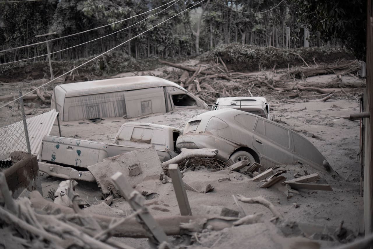 Las labores de rescate se complicaron por las constantes explosiones en el cráter del volcán.