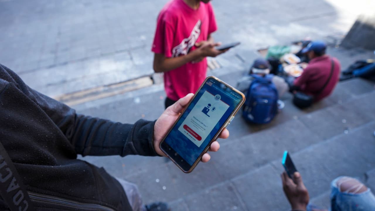 <h3 class="cms-H3-H3">¿<b>Qué es la ConsulApp Contigo?</b></h3>
<br>Es una 
<b>aplicación móvil creada por la SRE</b> para apoyar a los migrantes mexicanos en situaciones de vulnerabilidad.