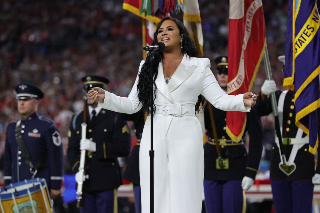 La cantante de New Mexico con raíces latinas entonó el himno nacional de los Estados Unidos.