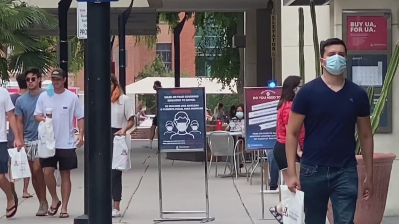 El doctor dice que 
<b>aún no saben cuánto tiempo dura la inmunidad de una persona que ha sido vacunada, luego habló sobre las mujeres embarazadas. </b>“Si una persona que es trabajadora de la salud está embarazada, siguiendo las recomendaciones que el ACIP, del CDC acaba de publicar, tiene que discutir con su médico de cabecera, y el sistema de salud, de acuerdo con el riesgo que enfrente a la enfermedad, si tiene que ser vacunada o no, pero no hay ningún dato de seguridad o eficacia en este grupo de población”, indica el doctor Alejandro Cané