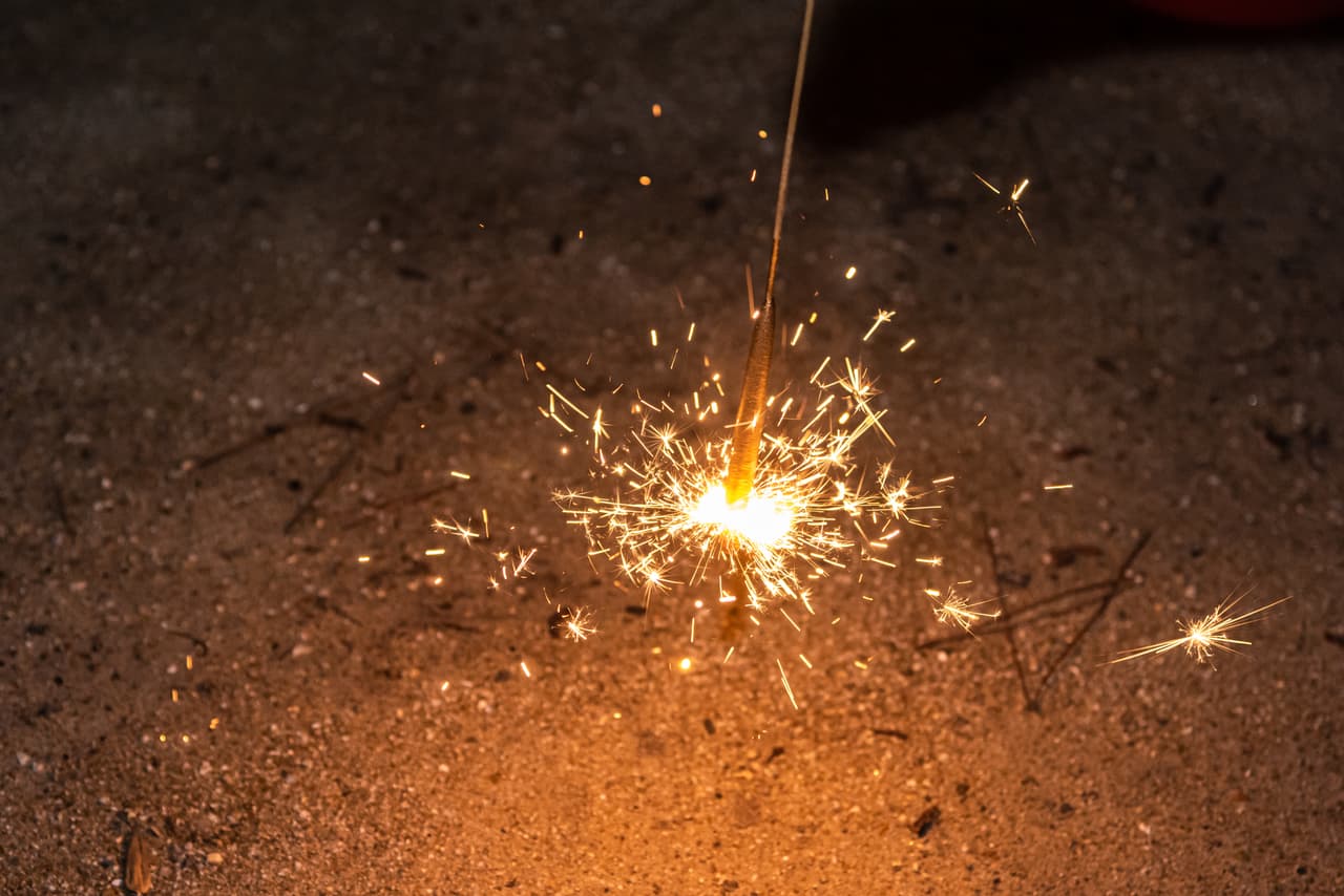 También es importante saber que 
<b>sólo se pueden encender fuegos artificiales en propiedad privada</b>, por lo que está no está permitido usar las calles de la ciudad, aceras o parques públicos para encender fuegos artificiales.