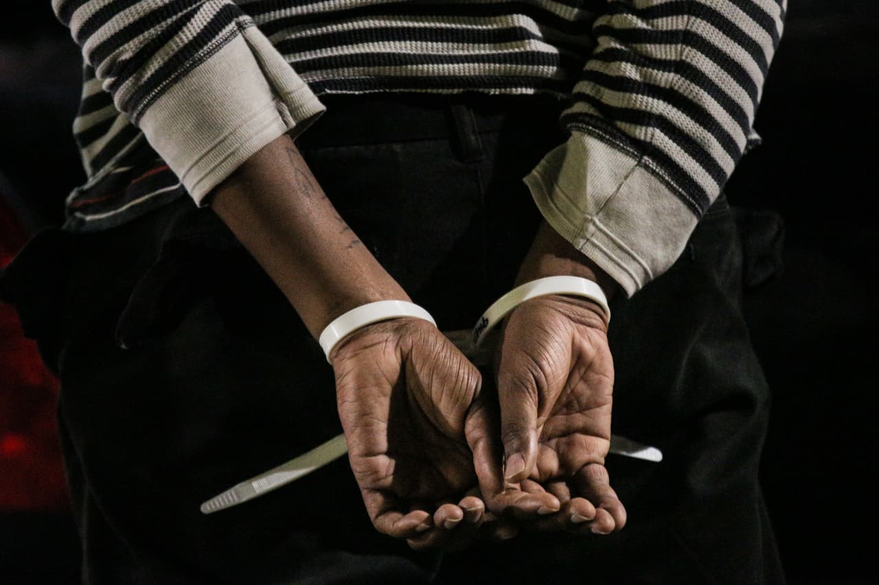 Apuñala a su novia frente a su hijo y enfrenta cargos por intento de asesinato y violencia doméstica