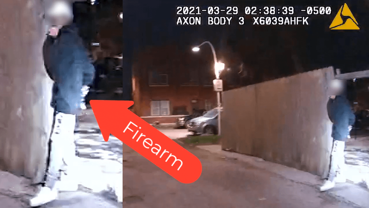 En un 
<a href="https://chicagopolicepublic.blob.core.usgovcloudapi.net/ois-je182816-2300-s-sawyer/Two%20Minute%20Compilation%20Video%20Slowed%20Down%20With%20Captions.mp4" target="_blank">video editado por la policía</a>, un objeto con forma de pistola parece ser visible en la mano derecha de Toledo detrás de su espalda mientras se detiene cerca de una abertura en una cerca y gira la cabeza hacia el oficial.
<br>
<br>