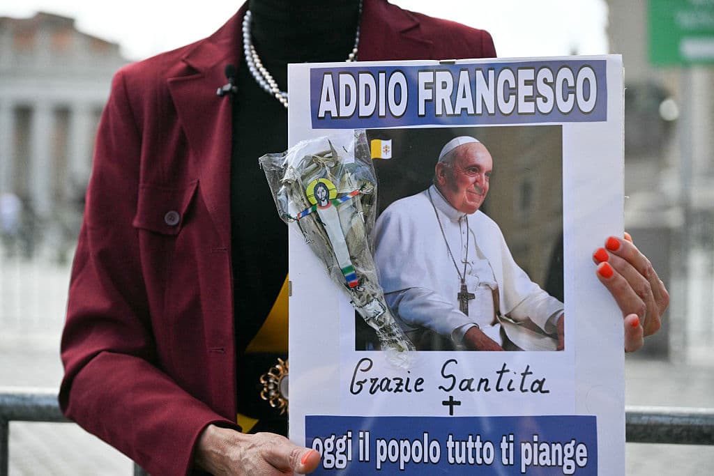 <h3 class="cms-H3-H3">"Adiós Francisco, gracias santidad, hoy todo el pueblo llora por ti" </h3>
<br>
<br>Una mujer sostiene un cartel con un retrato de Francisco en la Plaza de San Pedro.