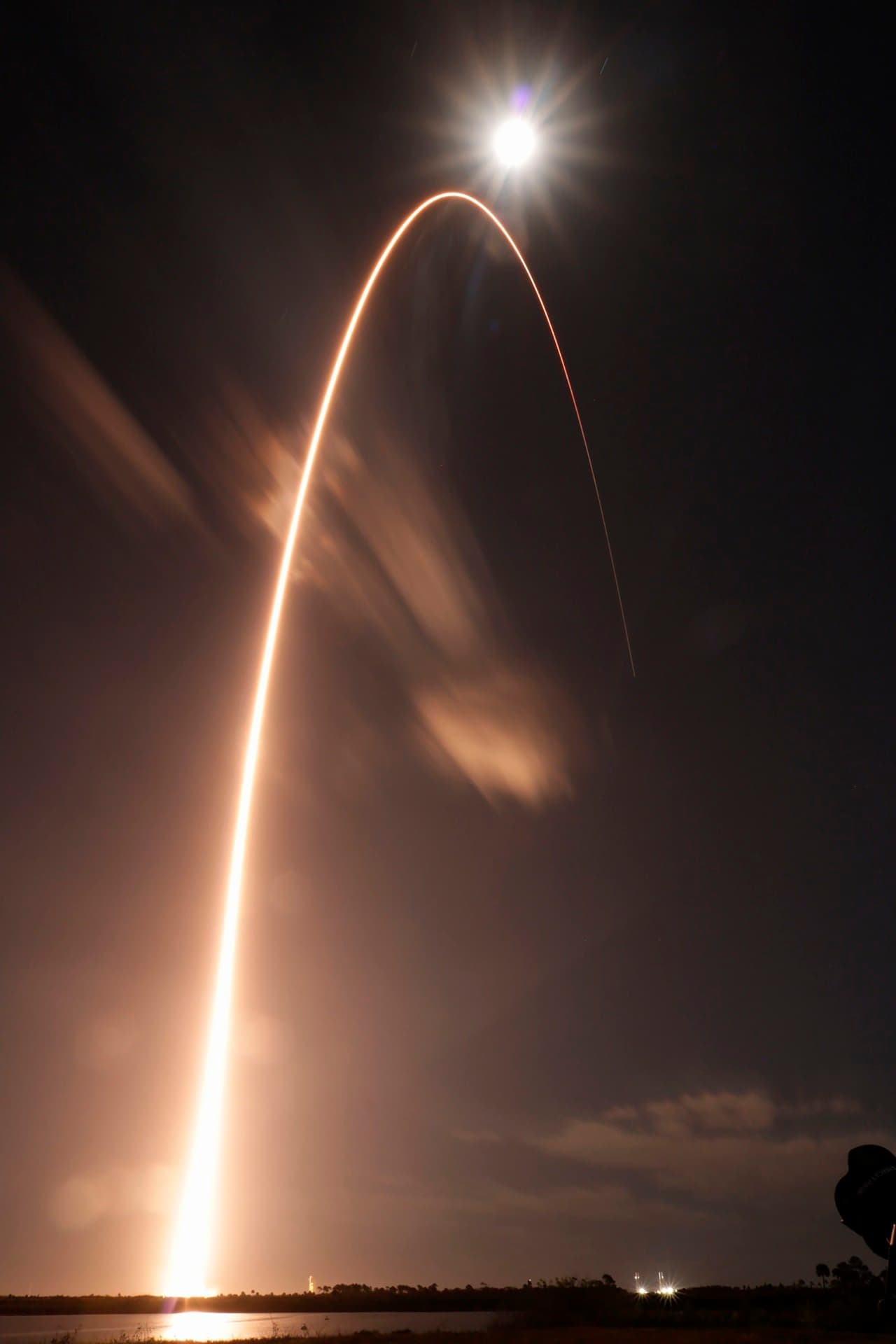 <b>"Estas imágenes sin precedentes del Sol son las más cercanas que hemos obtenido"</b>, dijo Holly Gilbert, científica del proyecto de la NASA para la misión. En la fotografía, el momento del lanzamiento del 
<i>Solar Orbiter </i>el 9 de febrero de 2020, desde Cabo Cañaveral, Florida.