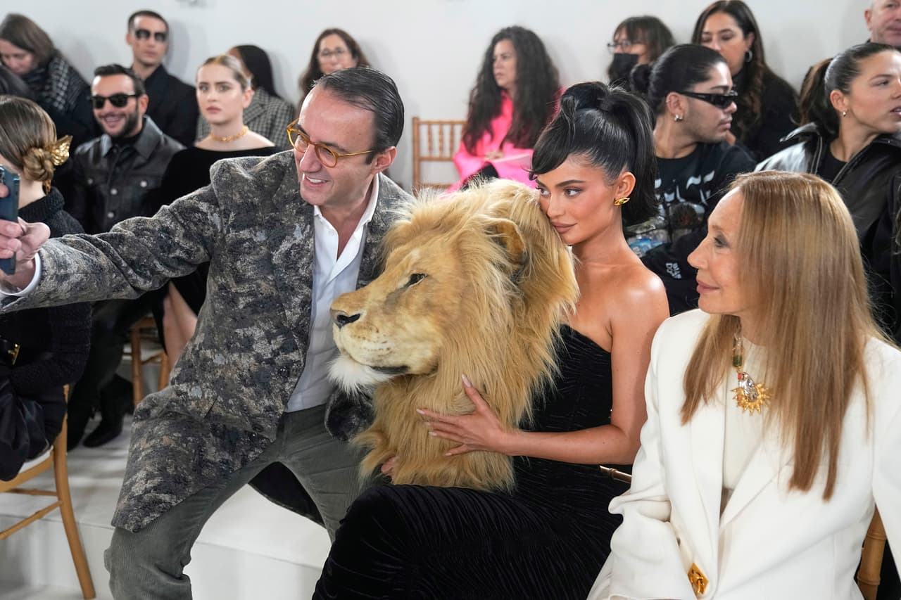Jenner apareció así en la pasarela de alta costura de Schiaparelli en París.
<br>