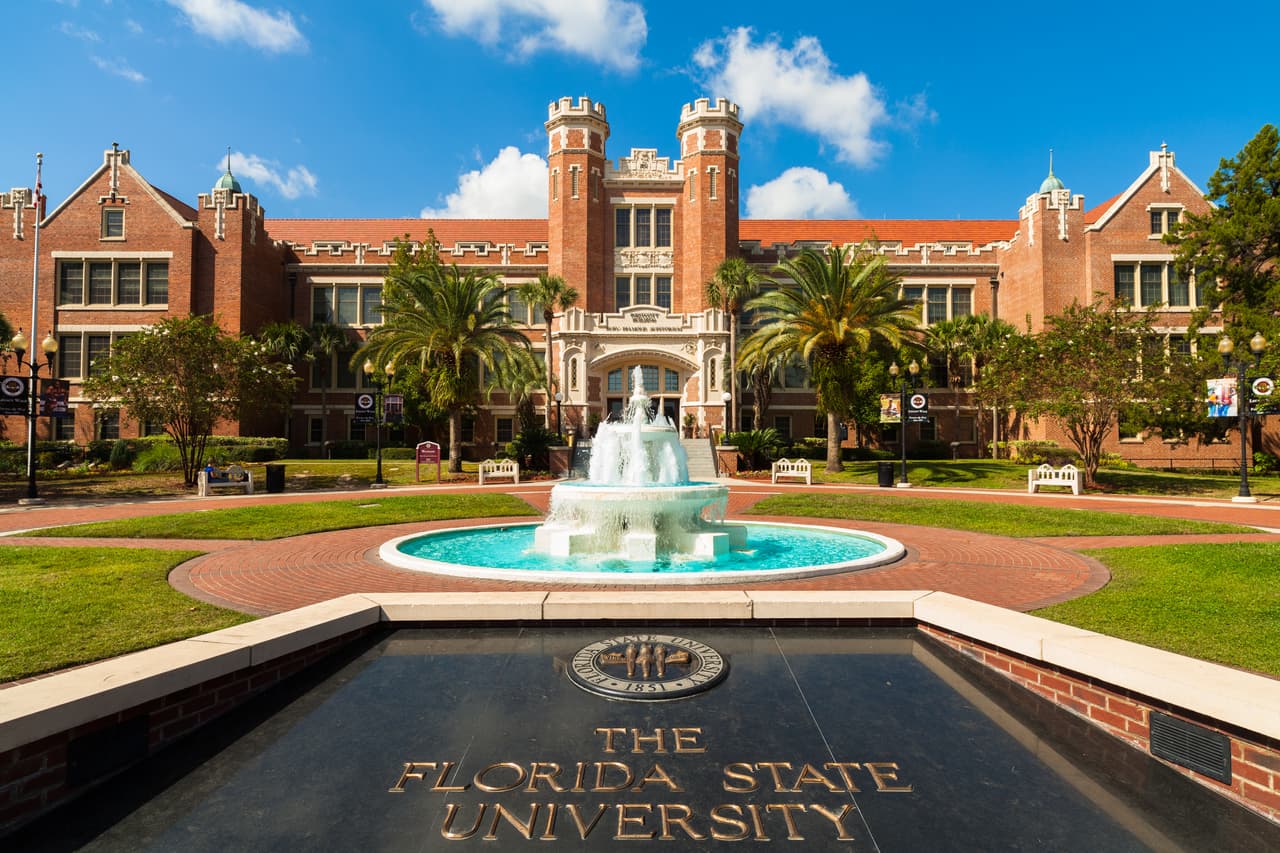 La Universidad Estatal de la Florida (o FSU por sus siglas en inglés), 
<b><a href="https://www.facebook.com/events/170797013408666/">luego de un referéndum aprobado por el 67% de la comunidad</a></b>, se autodenomina como 'campus santuario'. Si se materializa este proyecto que, según sus estudiantes está por terminar, la universidad se comprometería a promulgar políticas para proteger a los inmigrantes indocumentados en FSU. Estas políticas 
<b><a href="http://www.fsunews.com/story/news/2017/02/22/students-vote-referendum-make-fsu-sanctuary-campus/98268186/">impedirán que las agencias de la FSU divulguen información sobre los estudiantes al Servicio de Inmigración de Aduanas (ICE)</a>.</b> Además, 
<b>prohíben que ICE entre al campus</b>. 
<br>