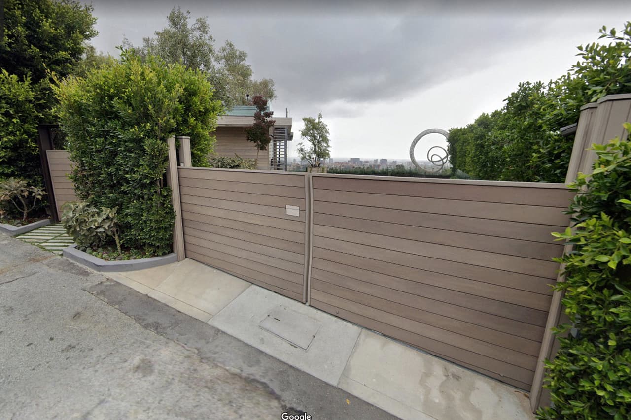 <b>Puesto 13. Mansión 822 Sarbonne Road, en Los Ángeles, California: 75 millones de dólares.</b> La casa de 75,000 pies cuadrados tiene nueve cuartos, 12 baños, un elevador para autos, una sala de cine, un taller de arte y un spa, entre otros lujos. 
<a href="https://variety.com/2019/dirt/real-estate/75-milion-house-bel-air-1203274531/" target="_blank">Fue comprada a mediados de 2019 por Liang ‘Johnson’ Zhang</a>, hijo del magnate inmobiliario chino Zhang Li.