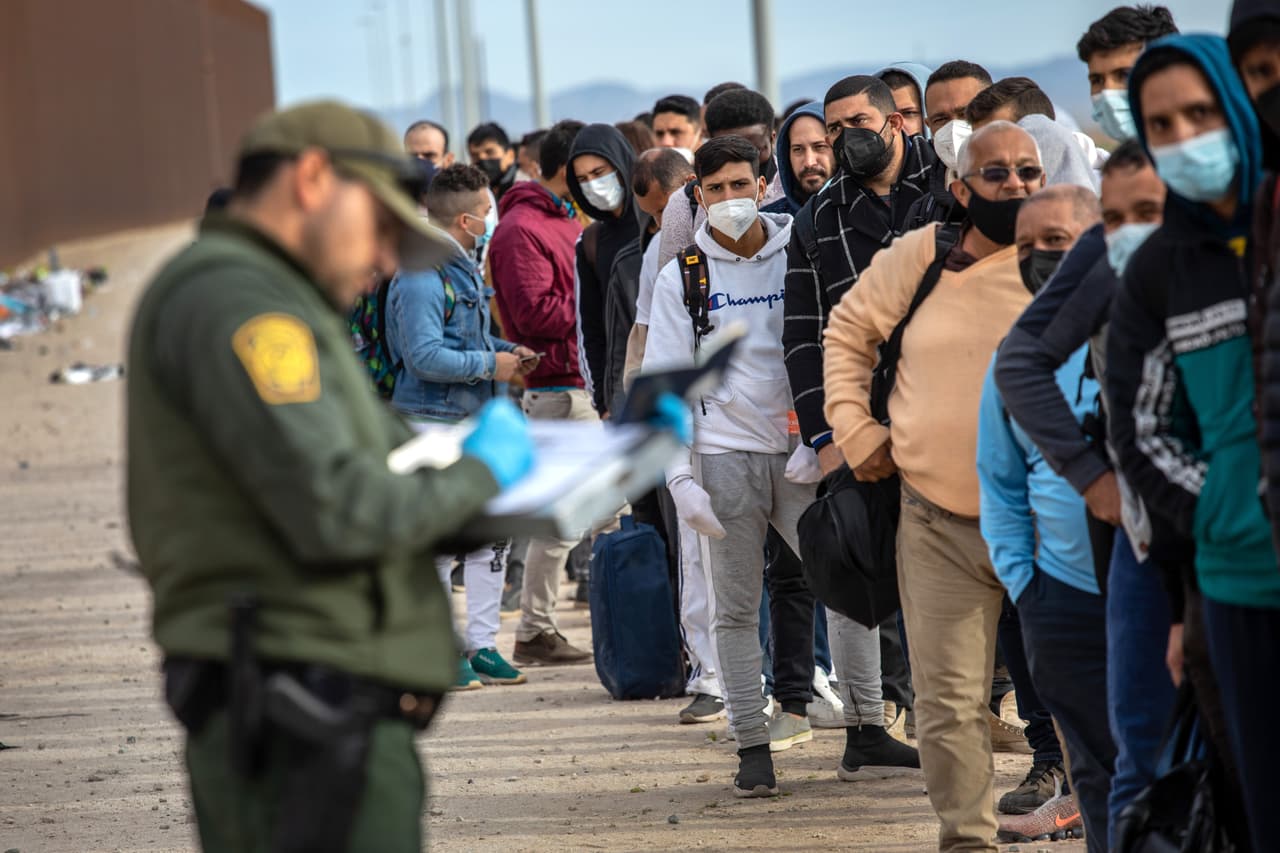 Después, asegúrate de tener acceso a una computadora con internet, en la que deberás realizar 
<b>búsquedas de personas detenidas</b> en los sitios de 
<b>Inmigración y Control de Aduanas (Immigration and Customs Enforcement, ICE)</b> y la 
<b>Oficina Federal de Prisiones (Federal Bureau of Prisons, BOP)</b>.