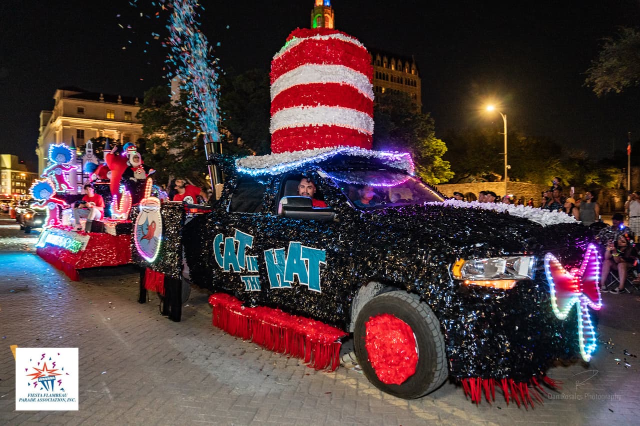 <h2 class="cms-H2-H2">Fiesta Flambeau Parade</h2>
<br>
<ul>
 <li class="li1">Cuándo: 3 de mayo</li>
</ul> 
<ul>
 <li class="li1">Hora: 19:45 a 23:00 horas</li>
</ul> 
<ul>
 <li class="li1">Dónde: Downtown San Antonio</li>
</ul> 
<ul>
 <li class="li1">Qué es: Desfile.</li>
</ul>