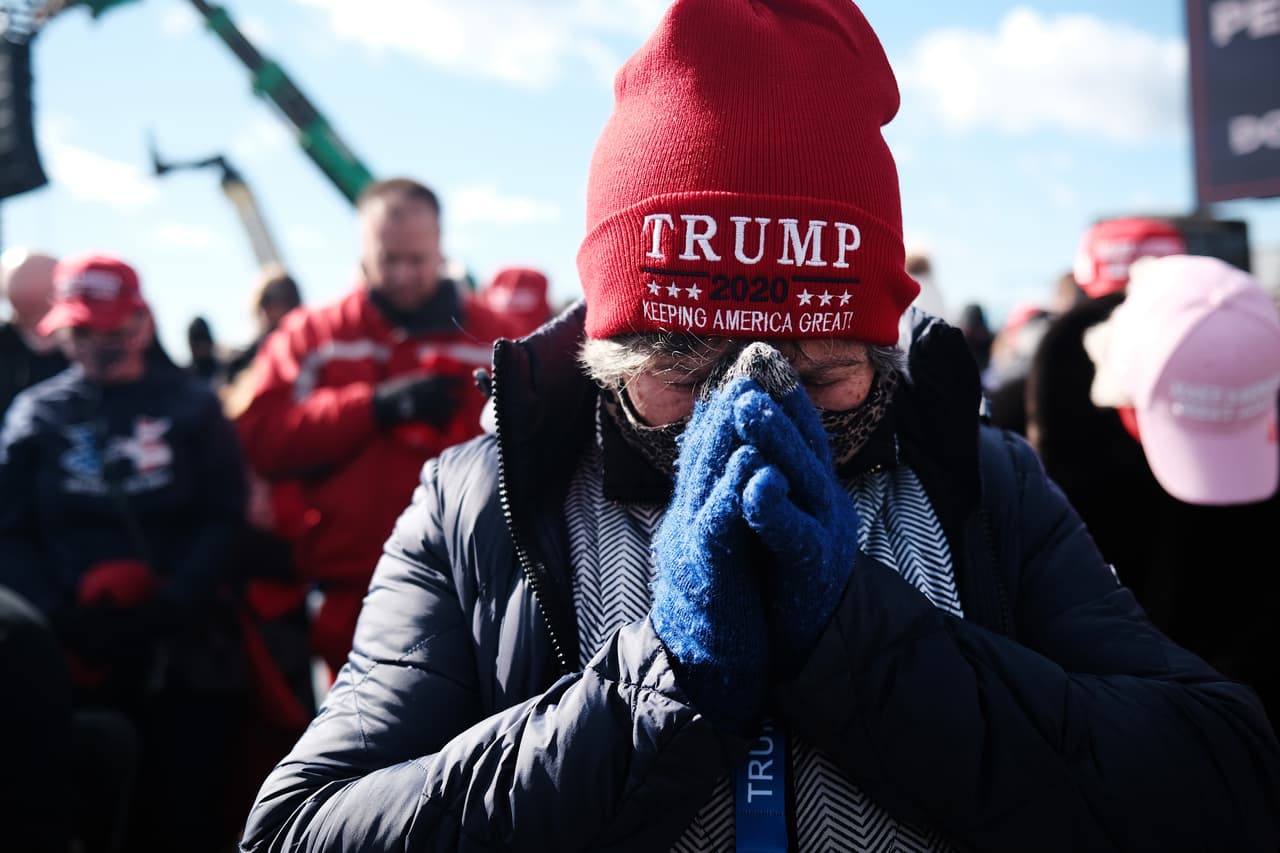 Tal como Biden, el presidente Trump también eligió estar en Pennsylvania durante el último día de campaña. 
<b>En Scranton, los partidarios del mandatario llegaron al encuentro con el republicano donde algunos rezaron por él. </b>Trump está actualmente detrás del demócrata en la mayoría de las encuestas nacionales. 
<br>