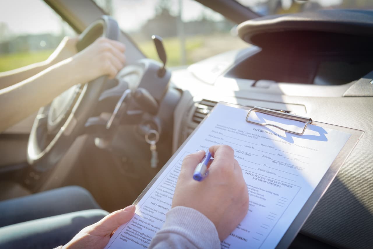 El solicitante también deberá aprobar una "prueba de manejo" para demostrar su capacidad para operar un vehículo motorizado de manera segura.