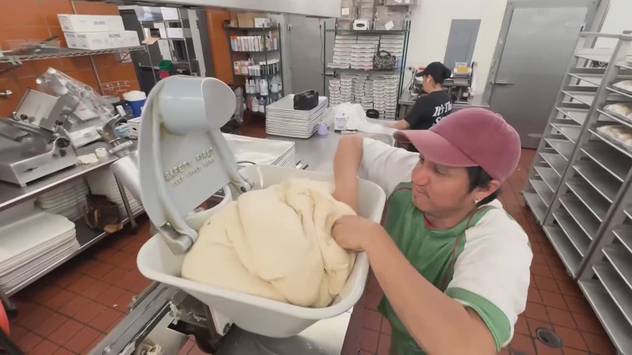 Antonio Muñoz, empleado mexicano, hornea la pizza con orgullo: “Es como una bendición prepararla para él”.