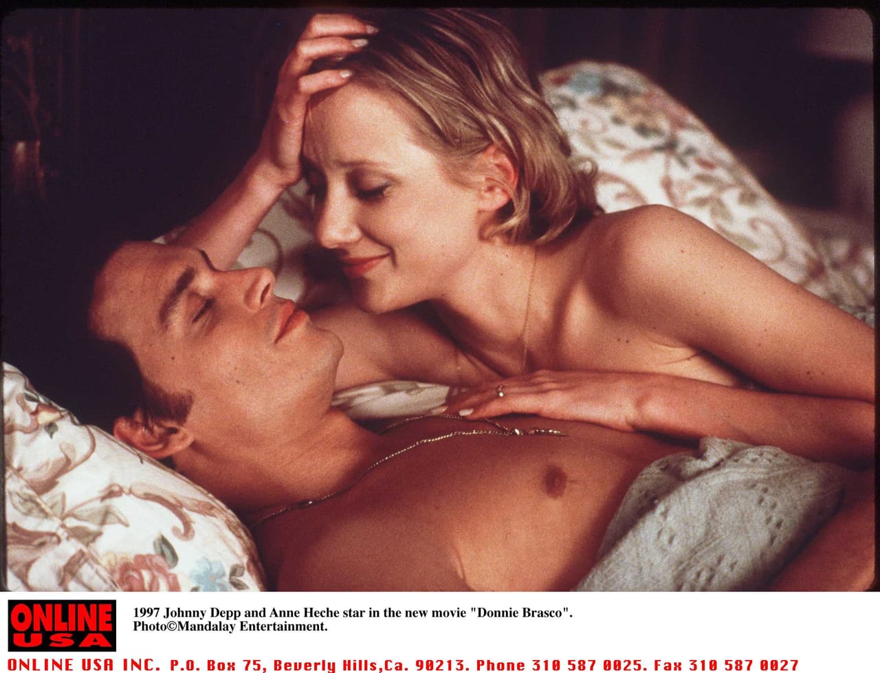 Heche apareció en la película 
<i>Donnie Brasco</i>, con 
<a href="https://www.univision.com/temas/johnny-depp">Johnny Depp</a> (en la imagen), en 1997. Protagonizó varias películas, algunas con gran repercusión popular como 
<i>Psycho</i> (1998), 
<i>I Know What You Did Last Summer</i> (1997) y 
<i>Six Days, Seven Nights</i> (1998).