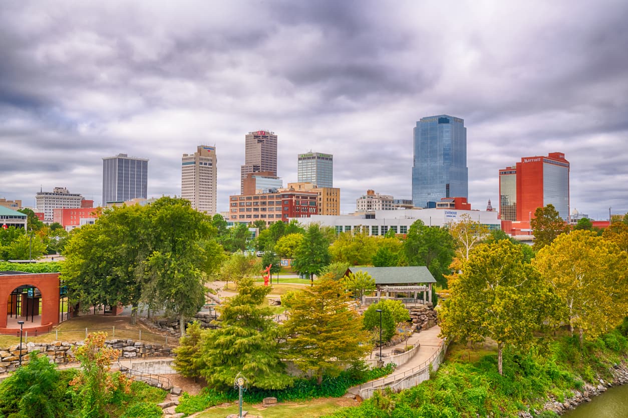 <b>Little Rock, Arkansas |</b> El precio promedio de una casa es de $279,900 y el 56.5% de las viviendas disponibles en Little Rock son asequibles.
<br>
<br>Realtor.com resalta que ha sido una ciudad revitalizada recientemente, especialmente las zonas que bordean el río Arkansas. Se puede conseguir aquí una casa de tres cuartos por $250,900 cerca del Capitolio estatal o similares en los suburbios por $200,000.