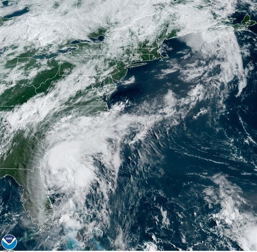 Esta fotografía muestra la localización de Isaías este lunes a la 9:30 hora local en la costa Este de EEUU. Isaías tocó las costas del noreste de Carolina del Sur y el sur de Carolina del Norte cerca de las 11:00 pm con categoría de huracán y vientos máximos sostenidos de 85 millas por hora (140 km/h)
