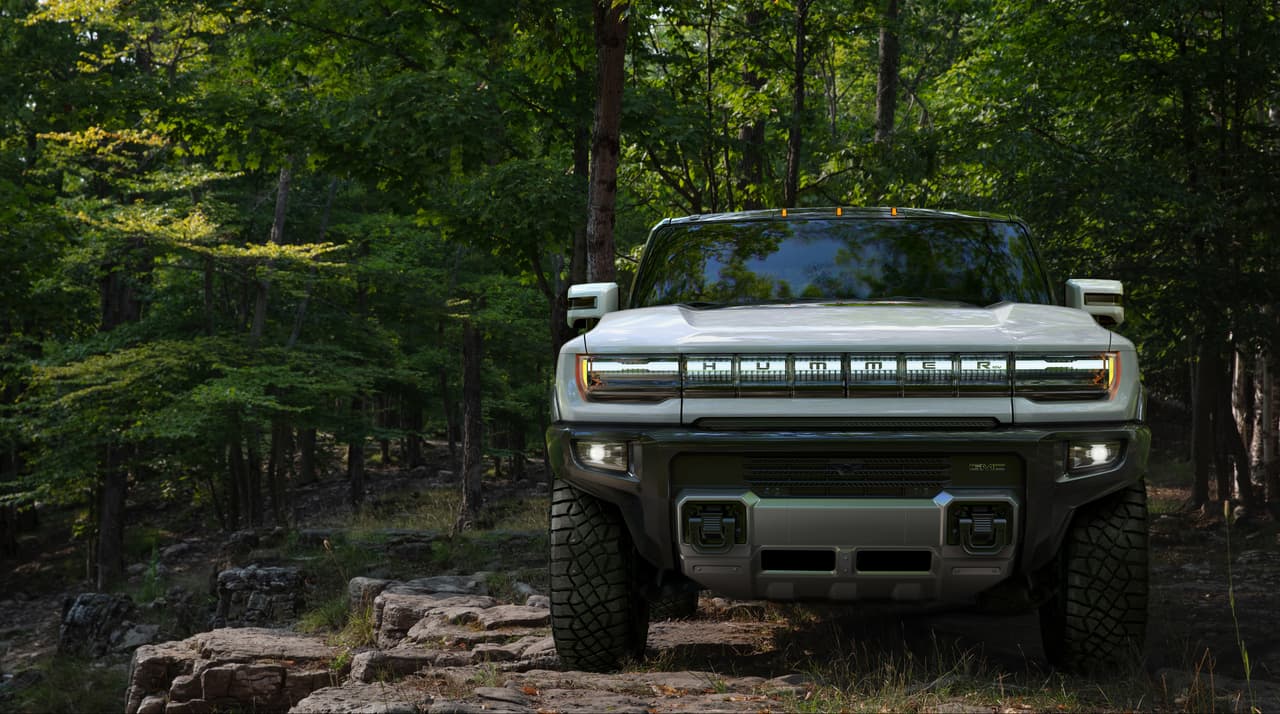 Tanto la Cybertruck como la Hummer EV estarán disponibles en diferentes configuraciones, pero debido a que GMC únicamente reveló algunos detalles de la Edition 1, la más extrema y cara de todas, también la compararemos con la variante tope de la pickup de Tesla.