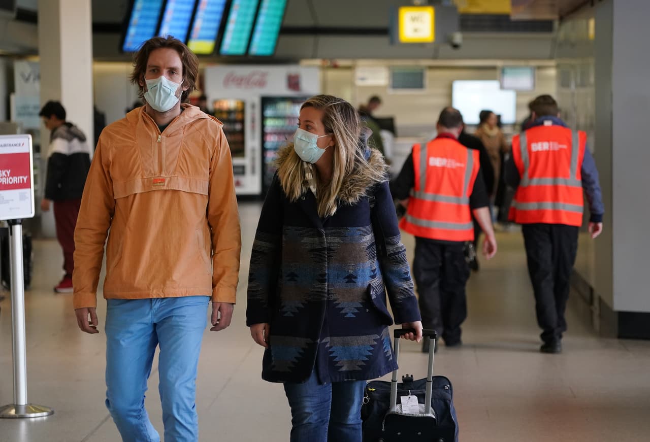 La Administración de Seguridad del Transporte sigue exigiendo mascarillas a los pasajeros de 2 años o más en los aviones, trenes y autobuses.