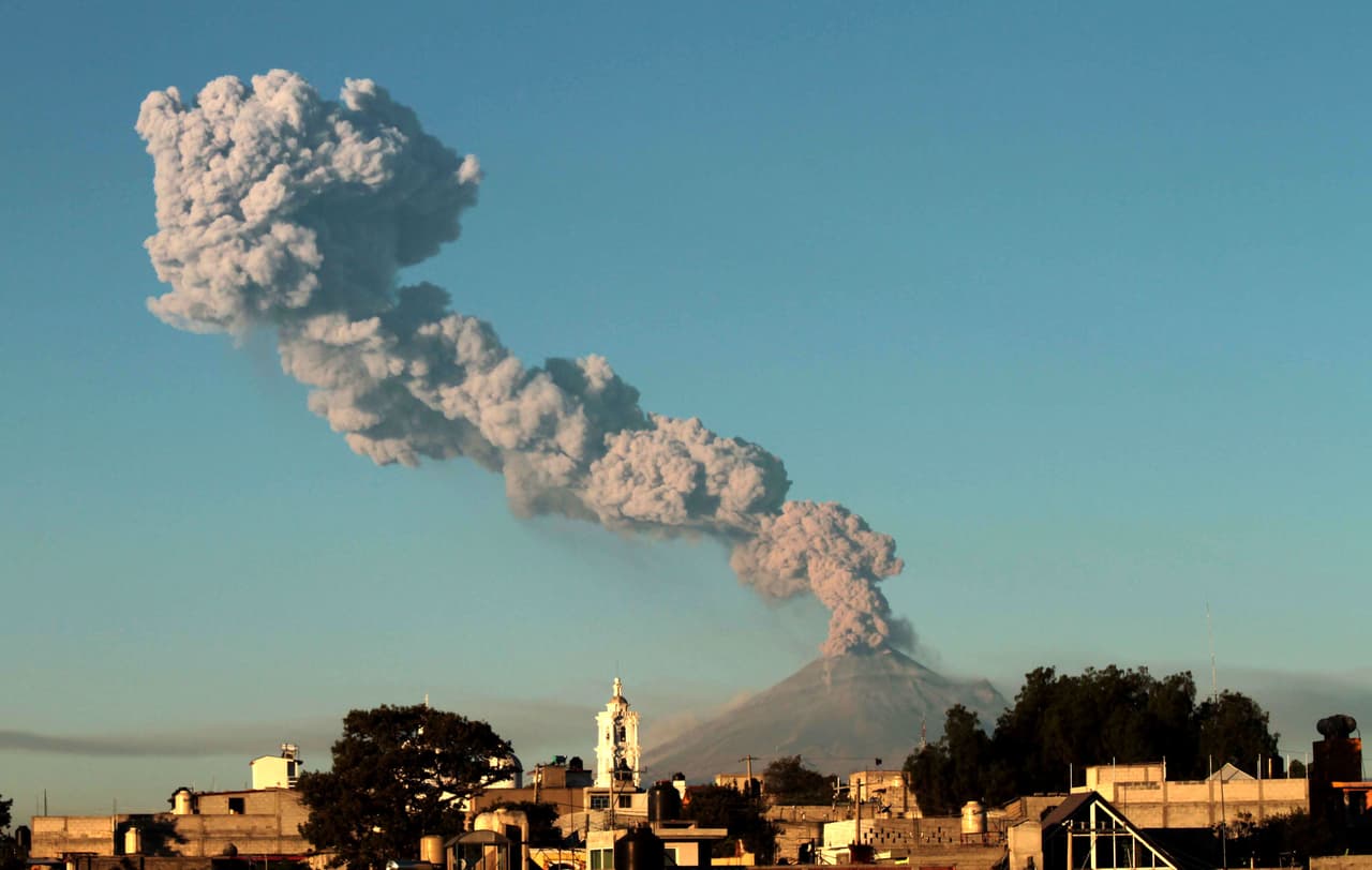Se declaró alerta "Amarillo Fase 3", que 
<b>significa que hay una actividad intermedia y alta en el volcán, fumarolas, gas y caída de cenizas en las áreas cercanas</b>. Es la fase previa a la alerta roja, cuando ya se realizan evacuaciones de la población aledaña ante un mayor riesgo.