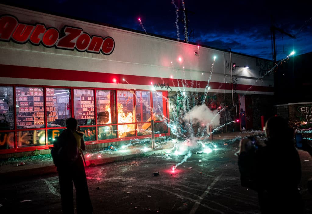 <b>Fuegos de artificio explotan frente a un negocio en Minneapolis</b>. Cuatro policías de la ciudad fueron despedidos luego de que un video grabado por un transeúnte se publicara en las redes sociales que mostraba el cuello de Floyd contra el suelo presionado por la rodilla de un policía.