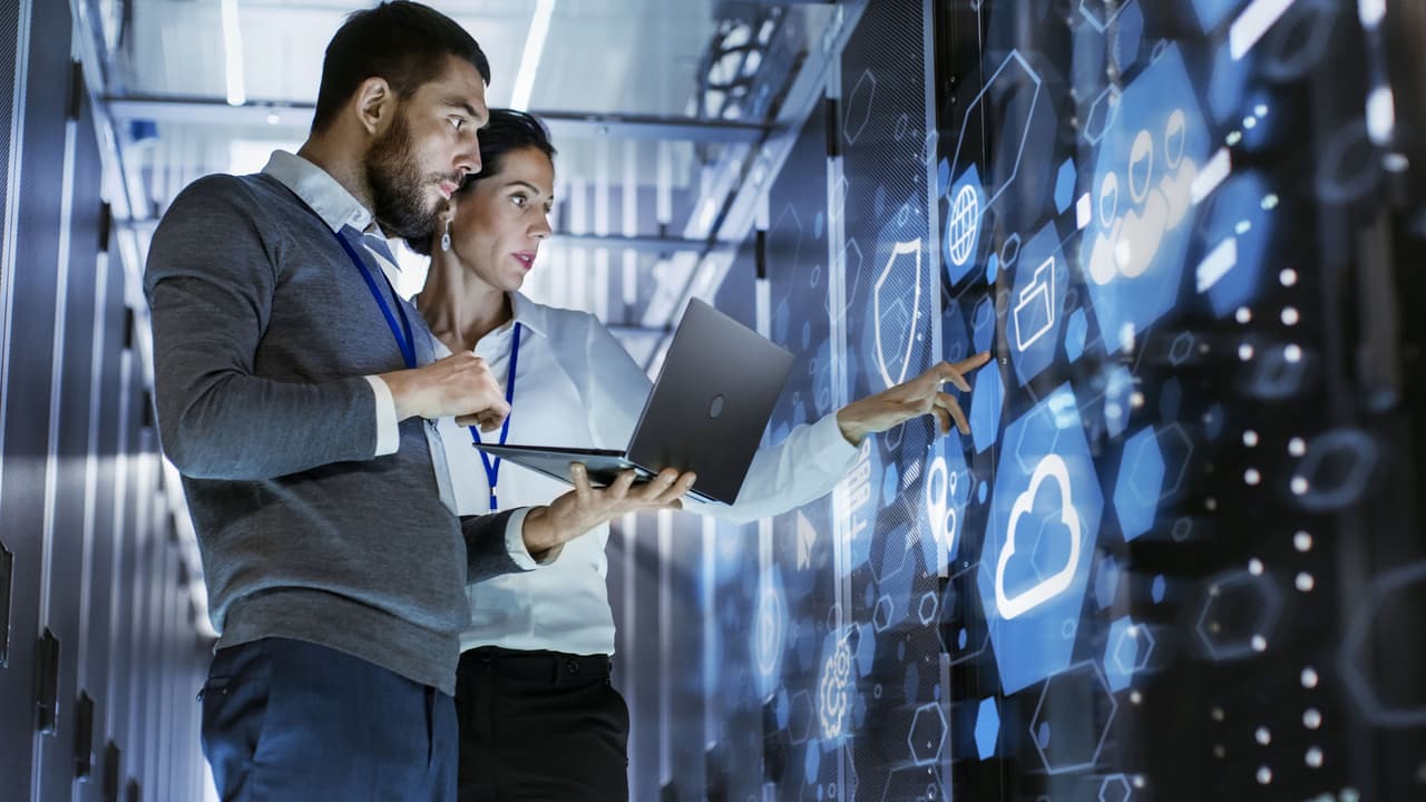 <b>Puesto 13. Gerentes de tecnología de la información</b>
<br>
<br>Industria: tecnología
<br>
<br>Salario anual promedio: 151,150 dólares.
<br>
<br>Tasa de desempleo: 2.9%.
<br>
<br>Proyección del crecimiento para 2030: 11% (52,700 nuevos trabajos).
<br>
<br>Trabajan con el liderazgo de una empresa para dirigir las necesidades informáticas de la organización. Necesitan una licenciatura en informática o ciencias de la información, pero muchos tienen una maestría en administración de empresas.