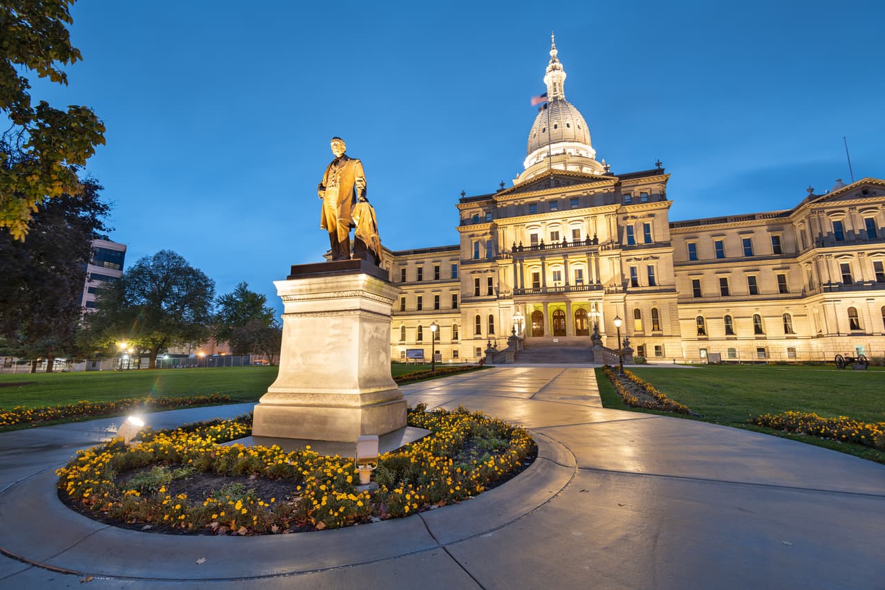 <h3 class="cms-H3-H3">6. Lansing, Michigan</h3>
<br>
<br>🏠 
<b>Costo de vida mensual:</b> $1,485.48
<br>
<br>De acuerdo con GreatGuysMovers.com, Lansing, la capital de Michigan, es una ciudad conocida por su ambiente universitario y su clima propio del Medio Oeste del país. 
<br>