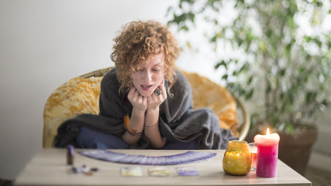 <b>INTERPRETA UNA CARTA POR DÍA</b>
<br>Son 78 en la baraja, cada una con un significado y mensaje. Debes estar consciente de que tomará tiempo aprenderlo. Puedes tomar una cada día y mirar la imagen. ¿Qué está pasando, qué te está transmitiendo?