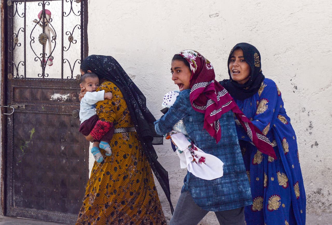 <b>La nueva oleada de refugiados kurdos sirios.</b> En la fotografía, tomada el 10 de octubre de 2019, un grupo de mujeres se refugia del bombardeo turco en Akcakale, Siria, uno de los pueblos atacados por Turquía. El Observatorio Sirio por los Derechos Humanos afirmó que las tropas turcas intentaron avanzar por varios frentes al abrigo de ataques aéreos y rondas de artillería y que siete civiles han muerto desde el inicio de la ofensiva turca. Añadió que 
<a href="https://www.univision.com/noticias/mundo/trump-se-lava-las-manos-mientras-los-kurdos-huyen-de-la-ofensiva-turca-en-siria">más de 60,000 personas han huido de sus hogares desde el miércoles</a>, tres días después del anuncio de Donald Trump.