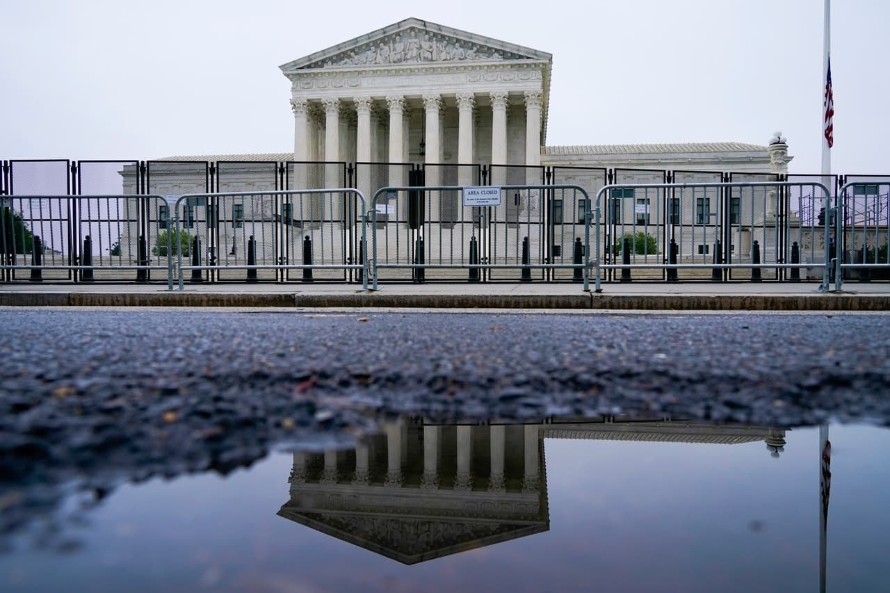 La Corte Suprema amaneció rodeada de rejas metálicas, pues también se esperaba que los manifestantes llegaran a sus puertas en Washington DC. Esta semana, 
<a href="https://www.univision.com/noticias/salud/senado-frena-proyecto-ley-derecho-aborto-eeuu">el Senado frenó un proyecto de ley</a> propuesto por los demócratas y que buscaba blindar el derecho al aborto.