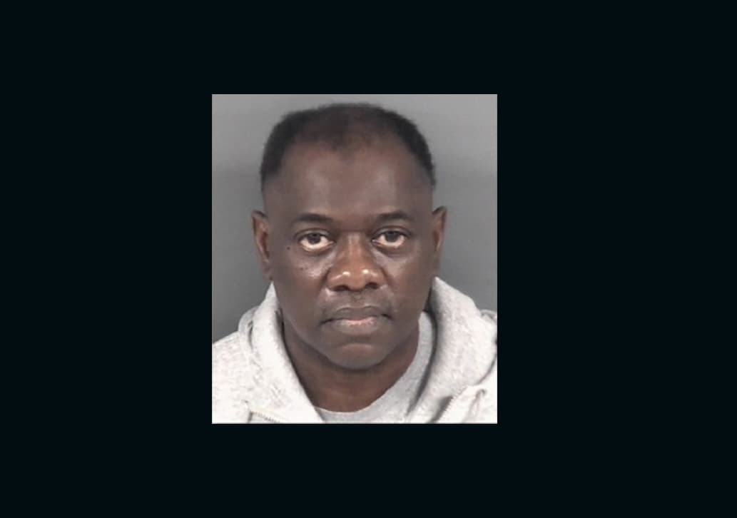 Acusan a entrenador de baloncesto de delitos sexuales en Fayetteville, trabajaba en la escuela secundaria  Terry Sanford