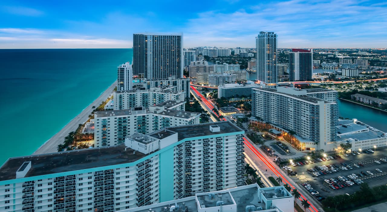 <b>Florida | $106,050</b>
<br>
<br>Uno de los estados del país donde más se ha sentido el alza del costo de vida, especialmente en lo referente a la vivienda. Aquí, un arriendo puede acaparar más de la mitad del salario de una persona.
<br>
<br>Salarios 'idóneos' parecidos se necesitarían en 
<b>Minnesota ($106,260)</b> y 
<b>Virginia ($106,365).</b>