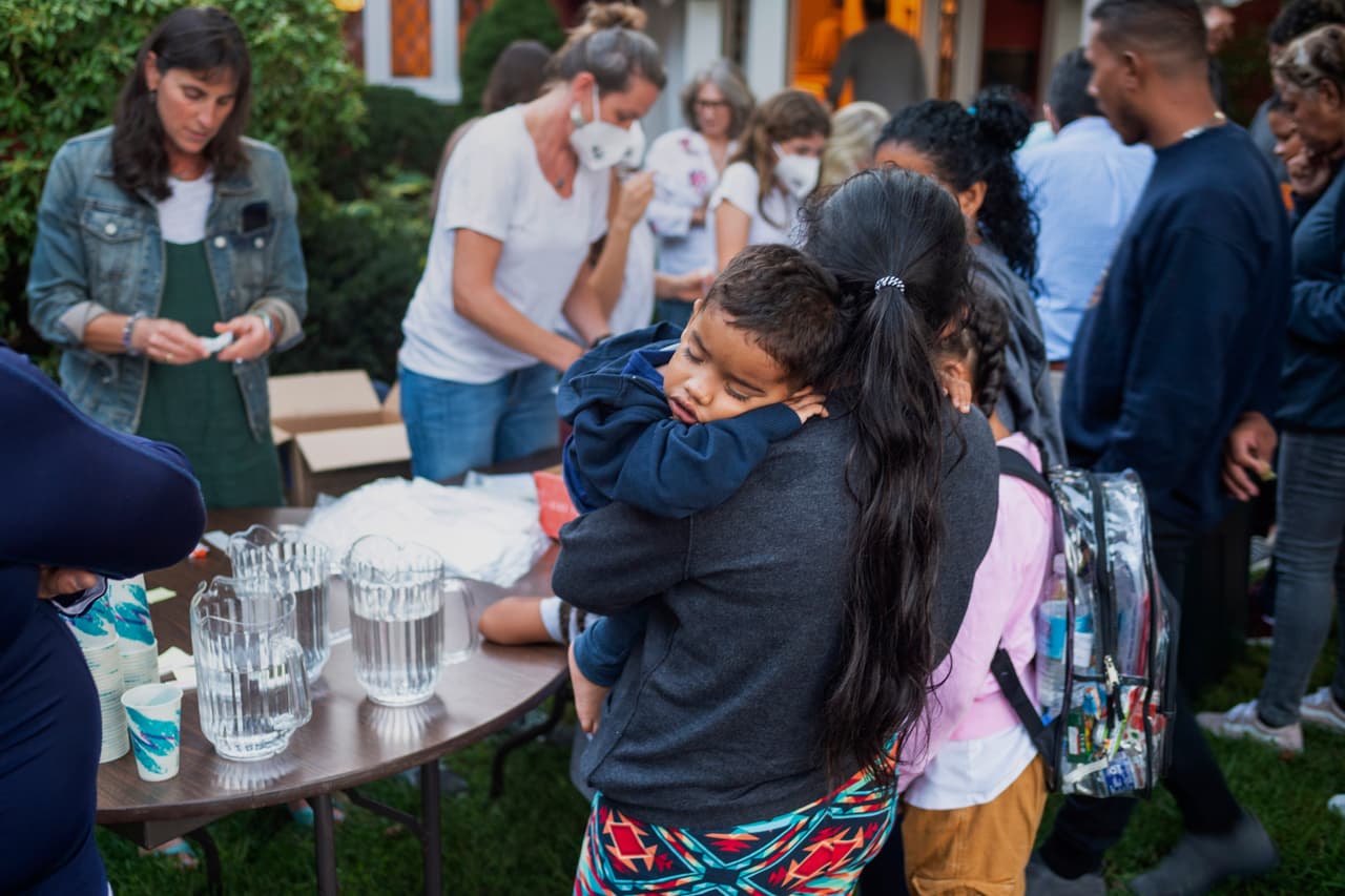 <b><a href="https://www.univision.com/noticias/inmigracion/gobernador-florida-ron-desantis-envia-50-inmigrantes-venezolanos-massachusetts">Inmigrantes indocumentados enviados a Martha's Vineyard </a></b>
<br>
<br>El gobernador de Florida, Ron DeSantis, envió el 15 de septiembre dos aviones con inmigrantes indocumentados, muchos de ellos venezolanos, a Martha's Vineyard, Massachusetts, como parte del programa de reubicación para transportar a inmigrantes ilegales a destinos santuarios, le dijo a 
<i>Fox News </i>la directora de comunicaciones del mandatario estatal, Taryn Fenske. El Martha Vineyard Times reportó que se trataba de “un grupo de 50 migrantes venezolanos, entre ellos niños”. 
<br>