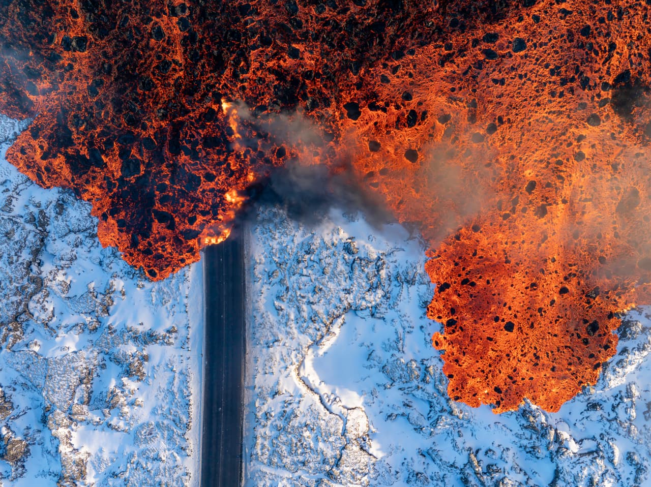Esa mañana, Islandia experimentó su sexta erupción volcánica en menos de tres años. La velocidad de los flujos de lava muestra la manera brutal en que este poderoso acto de la naturaleza reclama su espacio.
<br>