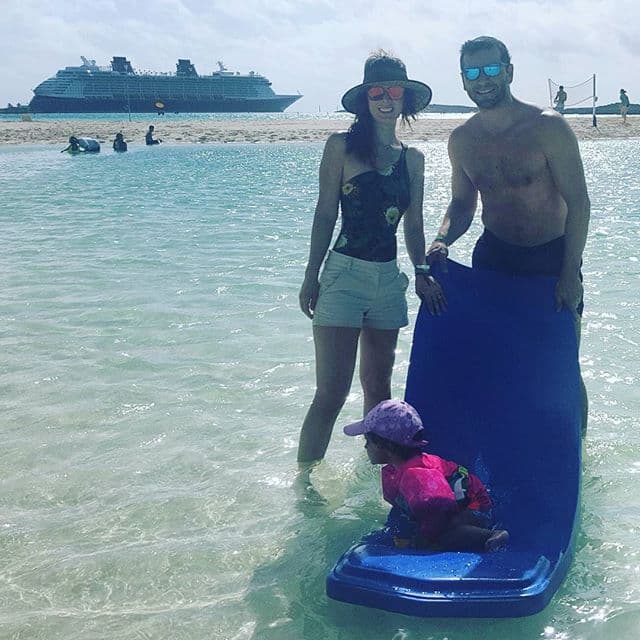 Ahí la vimos presumir cuerpazo cuando el barco llegó a una paradisiaca playa.