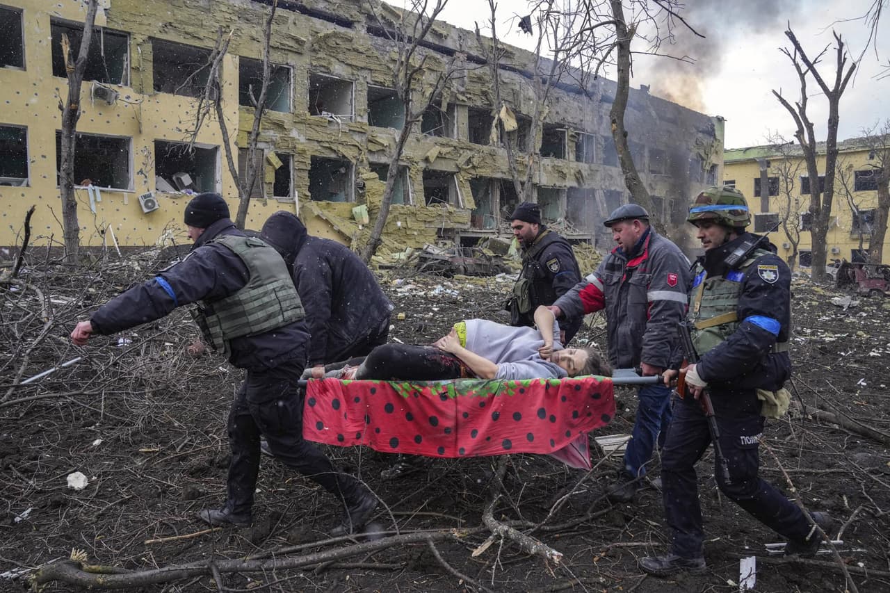 Una de las imágenes que ya se han quedado en la memoria colectiva de la guerra actual en Ucrania es esta de 
<a href="https://www.univision.com/noticias/mundo/habla-marianna-vyshemirsky-la-embarazada-de-la-maternidad-bombardeada-por-rusia">una mujer embarazada huyendo</a> del bombardeo de una maternidad en Mariupol. Ocurrió el 9 de marzo de 2022.