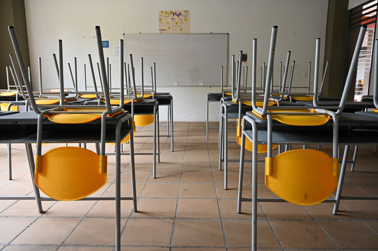 Tuvieron un mes y medio las autoridades, hasta ahora, para planificar el próximo ciclo escolar, y si bien parte del tiempo fue invertida en promover un sistema híbrido, en el que los estudiantes iban a dividir el tiempo de instrucción entre el hogar y la escuela, la expectativa era que CPS tuviera a mano una alternativa viable en caso de que reabrir los campuses fuera imposible.