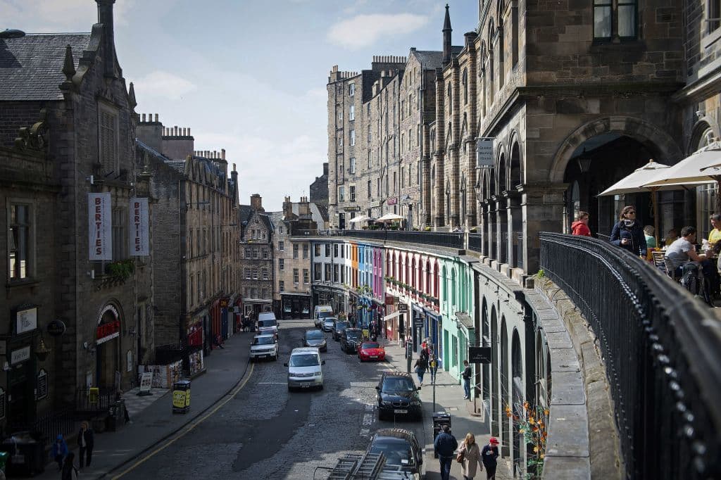 <b>Y fuera de América está de primero Edimburgo, capital de Escocia</b>. La mejor ciudad del mundo de Time Out en 2022, sin embargo, está en el viejo continente. Quienes la conocen valoran que se puede visitar a pie, su historia, su arte y sus conocidos festivales de agosto.