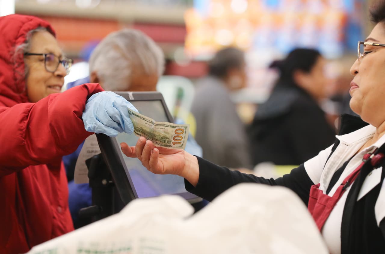 <b>2. Comparar precios y preguntar por tarifas más bajas</b>: Los precios de los bienes han subido constantemente en los últimos meses. Guamán recomienda, "no comprar cosas de marca compre cosas que sean genéricas", dijo Guamán y agregó "tiene que ser muy inteligente en lo que va a comprar, lleve siempre una lista al supermercado y trate de no llevar a sus hijos al supermercado porque siempre van a salir con algo más e innecesario".