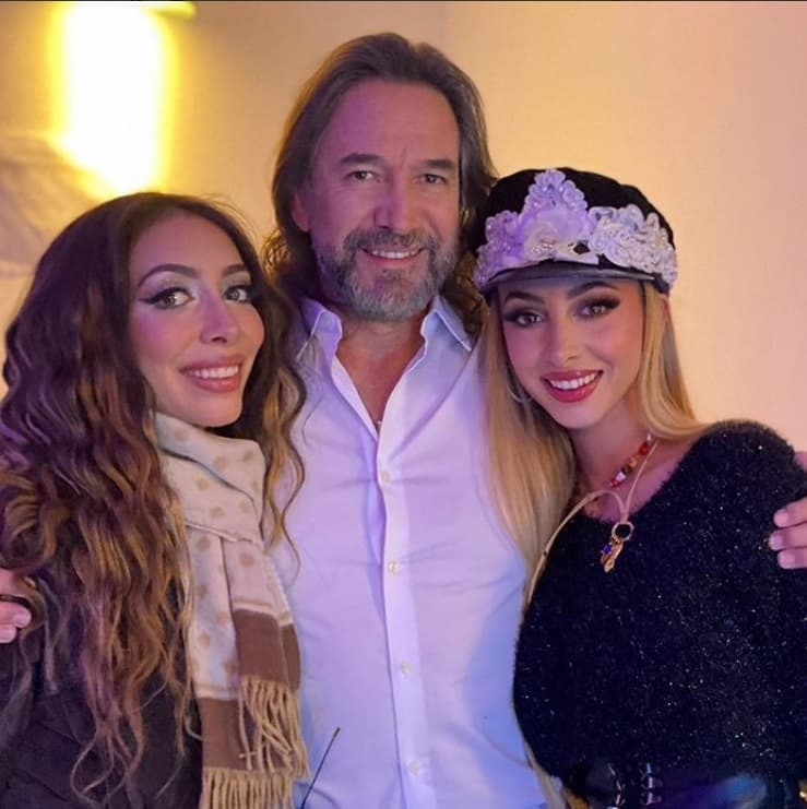 Además, externó que contrario a lo que podría aparentar 
<a href="https://www.univision.com/famosos/el-buki-celebro-sus-28-anos-de-casado-con-cristy-solis-con-un-emotivo-mensaje">Marco Antonio Solís</a>, 
<b>no es celoso en lo absoluto.</b>