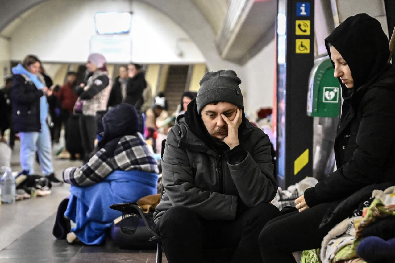 Familias ucranianas refugiadas en una estación del metro de Kiev, el 2 de marzo. Esta ciudad se encuentra amenazada por un convoy militar de fuerzas rusas que se ha ido acercando desde las carreteras que vienen desde el norte del país. 
<br>
<br>Un reporte de AP afirma que el avance militar ruso ha perdido velocidad debido a problemas logísticos y de suministro, según un oficial de defensa estadounidense de alto rango.