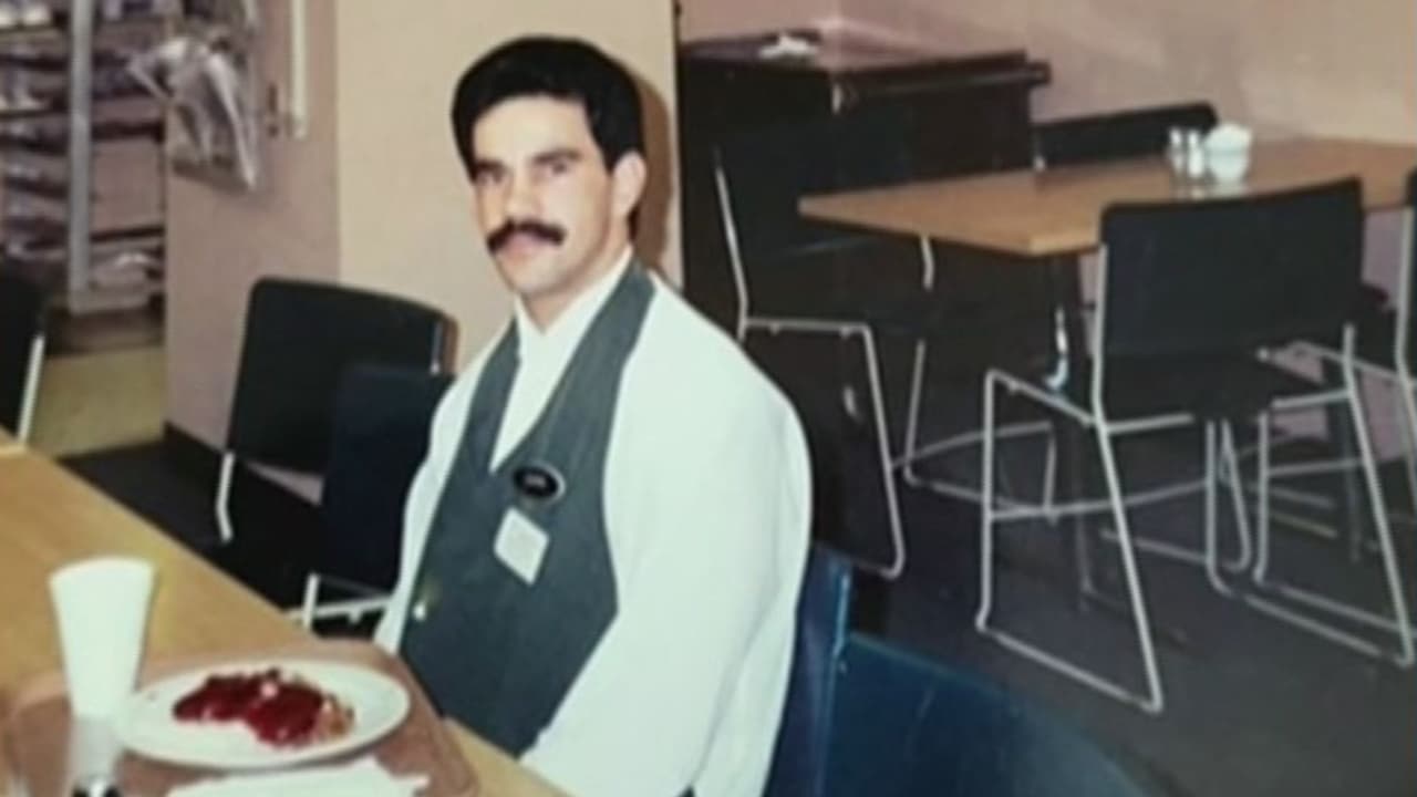 <b>Mira También:</b> Santos Núñez, de 65 años, trabajaba como camarero del World Trade Center cuando ocurrieron los atentados contra las Torres Gemelas. En ese ataque terrorista perdió amigos, compañeros de trabajo y clientes del restaurante. Dos décadas después de los atentados cuenta cómo recuerda ese día. 
<b><a href="https://www.univision.com/noticias/estados-unidos/identifican-restos-victimas-11-s-atentados-nueva-york">Más información aquí</a></b>.