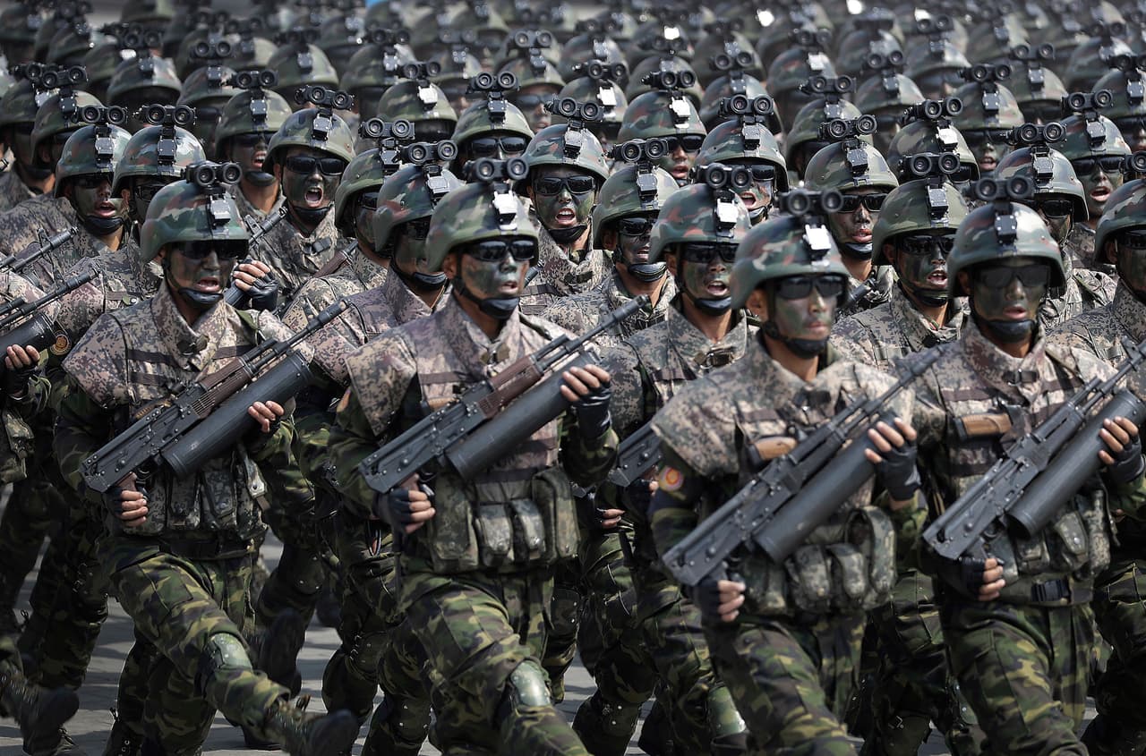 Tras una selva de 21 cañonazos, decenas de miles de soldados de la infantería, la Marina y la Aviación, desfilaron con el paso de la oca, girando la cabeza hacia el balcón donde se encontraba el líder norcoreano.