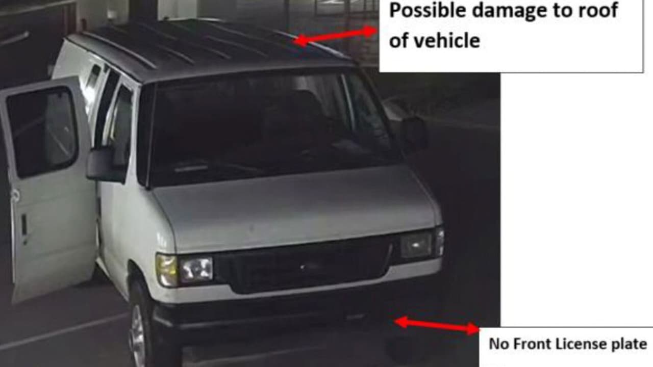 En total, robó entre $30,000 y $35,000 en mercancía. Se cree que el vehículo es un Ford Econoline Cargo Vane blanco de 2003 con una placa desconocida y sin placa delantera.