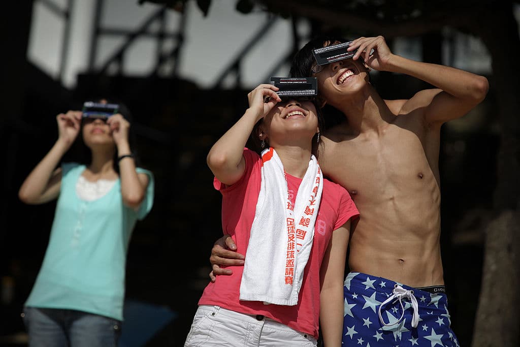 Tenemos también como teoría el eclipse solar que se vio en China en julio de 2009, el más largo que se ha dado en este siglo. Igualmente millones de personas quedaron cautivados y lo presenciaron en otros lugares como Nepal o Hong Kong.