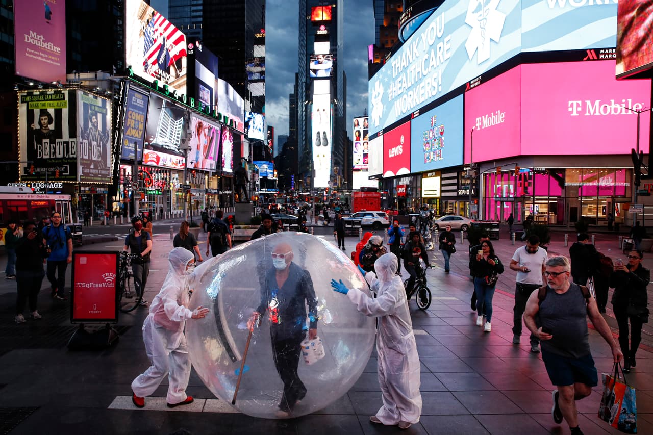 <b>Artistas en Times Square, a pesar de la cuarentena. </b>Un grupo de artistas realizan una presentación cuya tema central es la pandemia, en las calles desoladas de Times Square, en Manhattan. El gobernador de Nueva York, Andrew Cuomo, ordenó a todos los trabajadores de negocios no esenciales que se queden en casa y prohibió las reuniones en todo el estado.