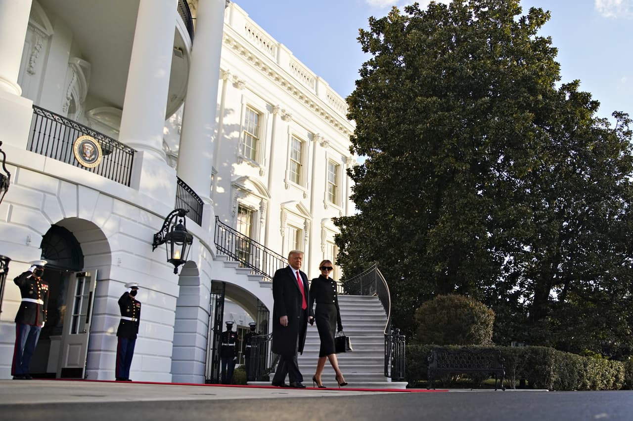 Para su última aparición pública como primera dama de Estados Unidos, Melania optó por el color negro de pies a cabeza.
