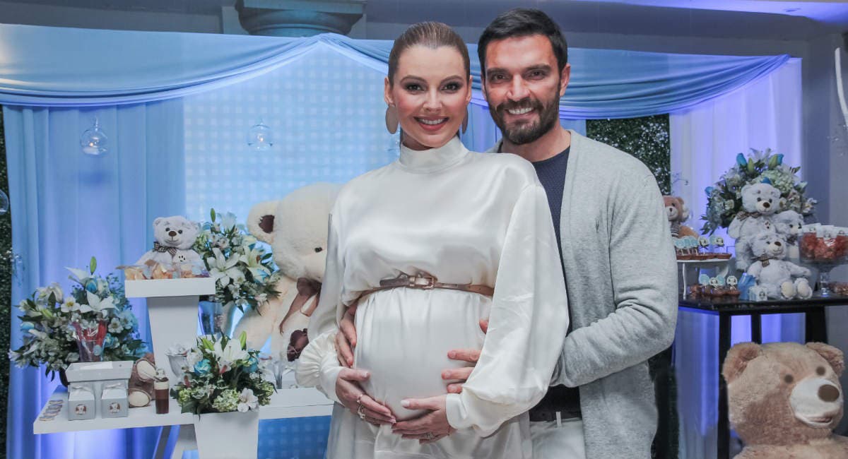 Julián Gil decidió entregarle un anillo de compromiso a Marjorie de Sousa en agosto de 2016, mientras ambos ya se encontraban a la espera de Matías Gregorio.