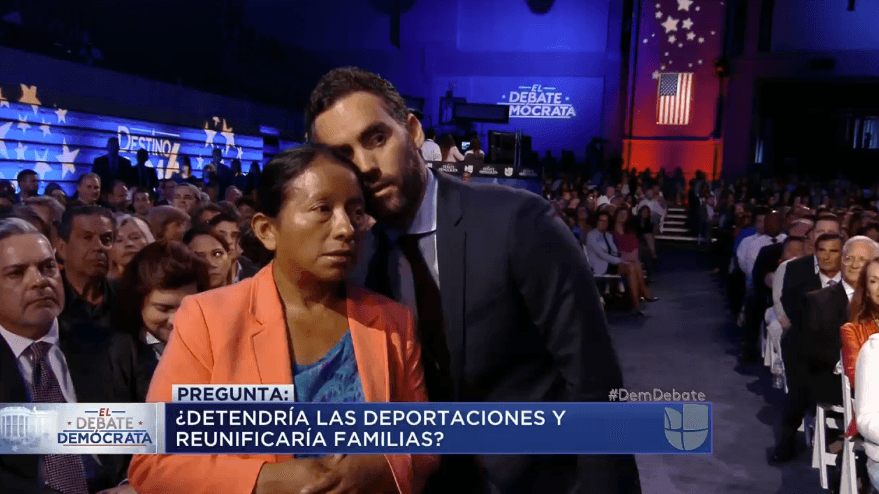 Lucía Quiej, una inmigrante indocumentada, cría sola a sus cinco hijos desde que su esposo fue deportado a Guatemala. Ella 
<b><a href="http://www.univision.com/noticias/elecciones-2016/el-gesto-de-la-noche-enrique-acevedo-traduce-al-oido-de-una-indocumentada">preguntó sobre la reunificación de familias</a></b> durante el debate de Univision en marzo de 2016.